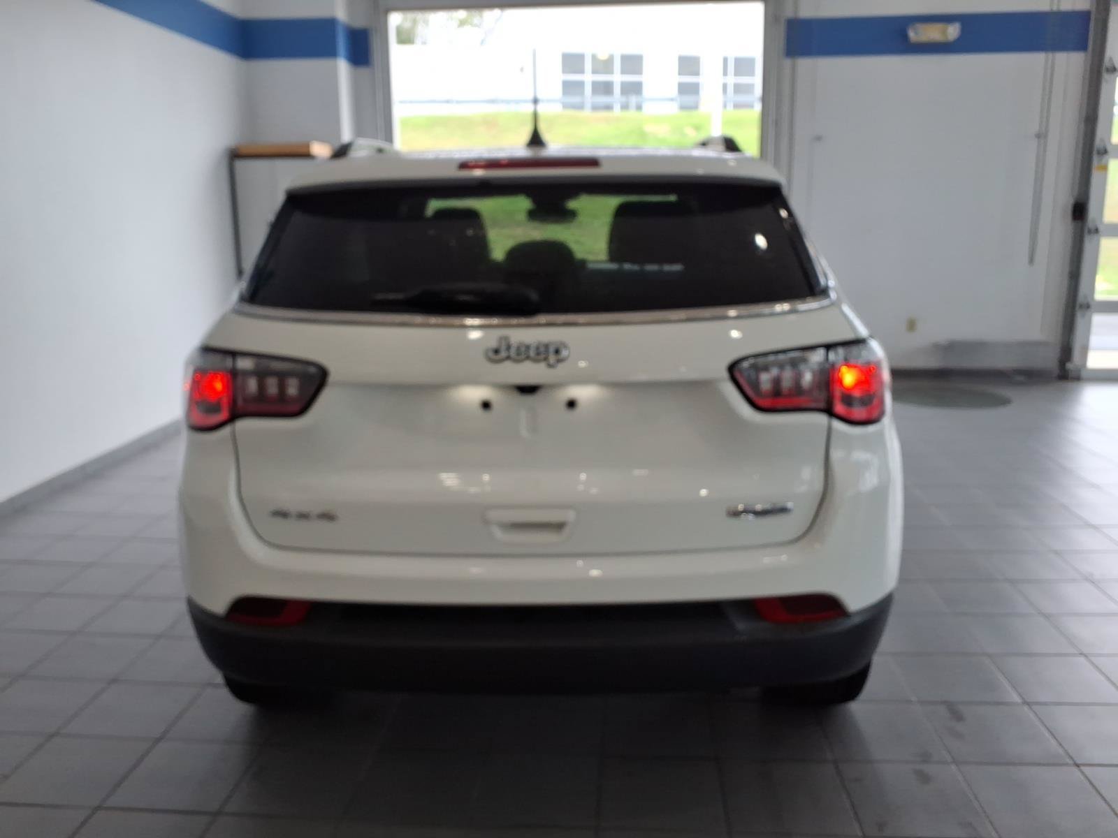 Used 2022 Jeep Compass Latitude w/ Sun and Sound Group AWD/4WD image 6