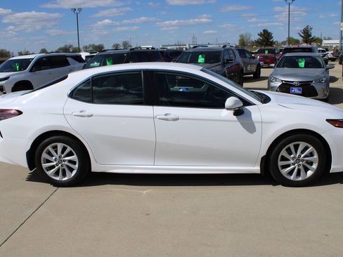 Used 2024 Toyota Camry SE FWD image 4