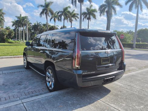 Used 2019 Cadillac Escalade ESV Luxury AWD/4WD image 19