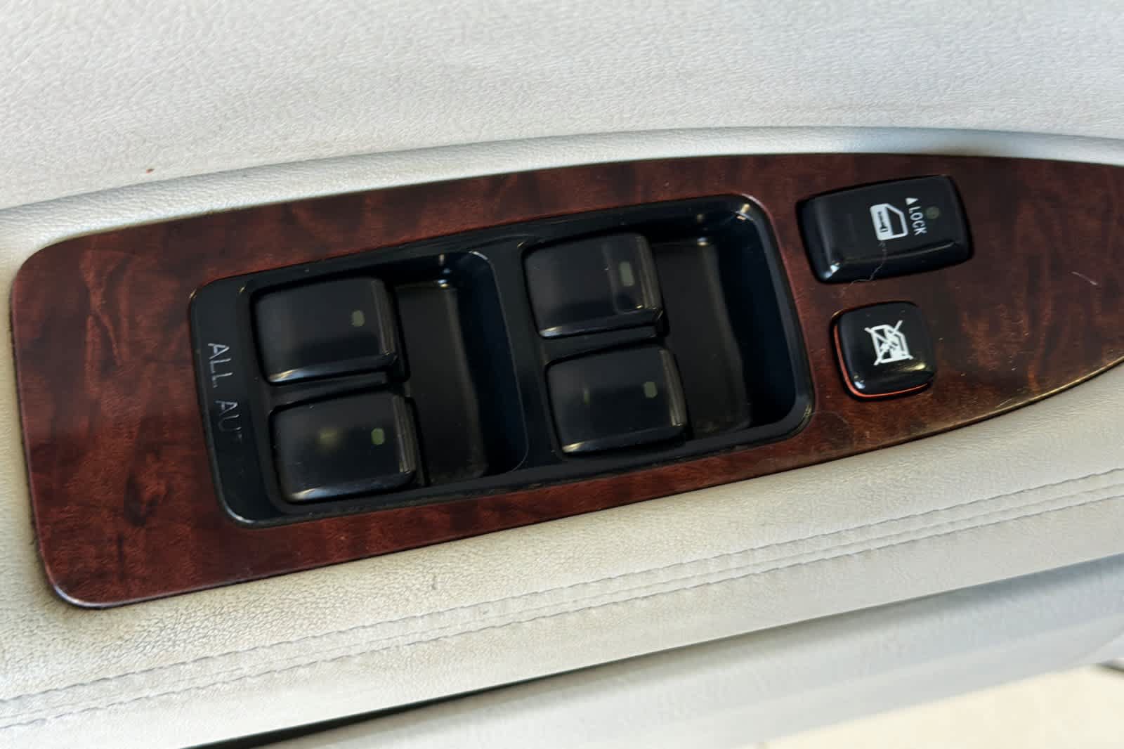 Used 2011 Toyota Avalon Limited FWD image 15