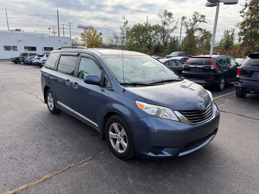 Used 2013 Toyota Sienna LE w/ Towing Pkg FWD image 4