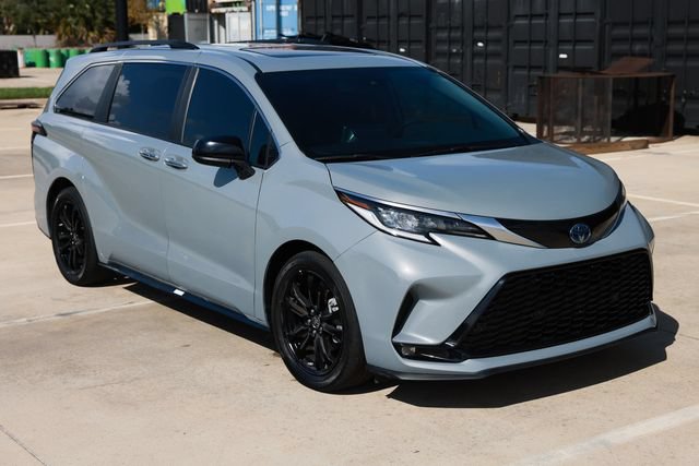 Used 2023 Toyota Sienna XSE FWD image 18
