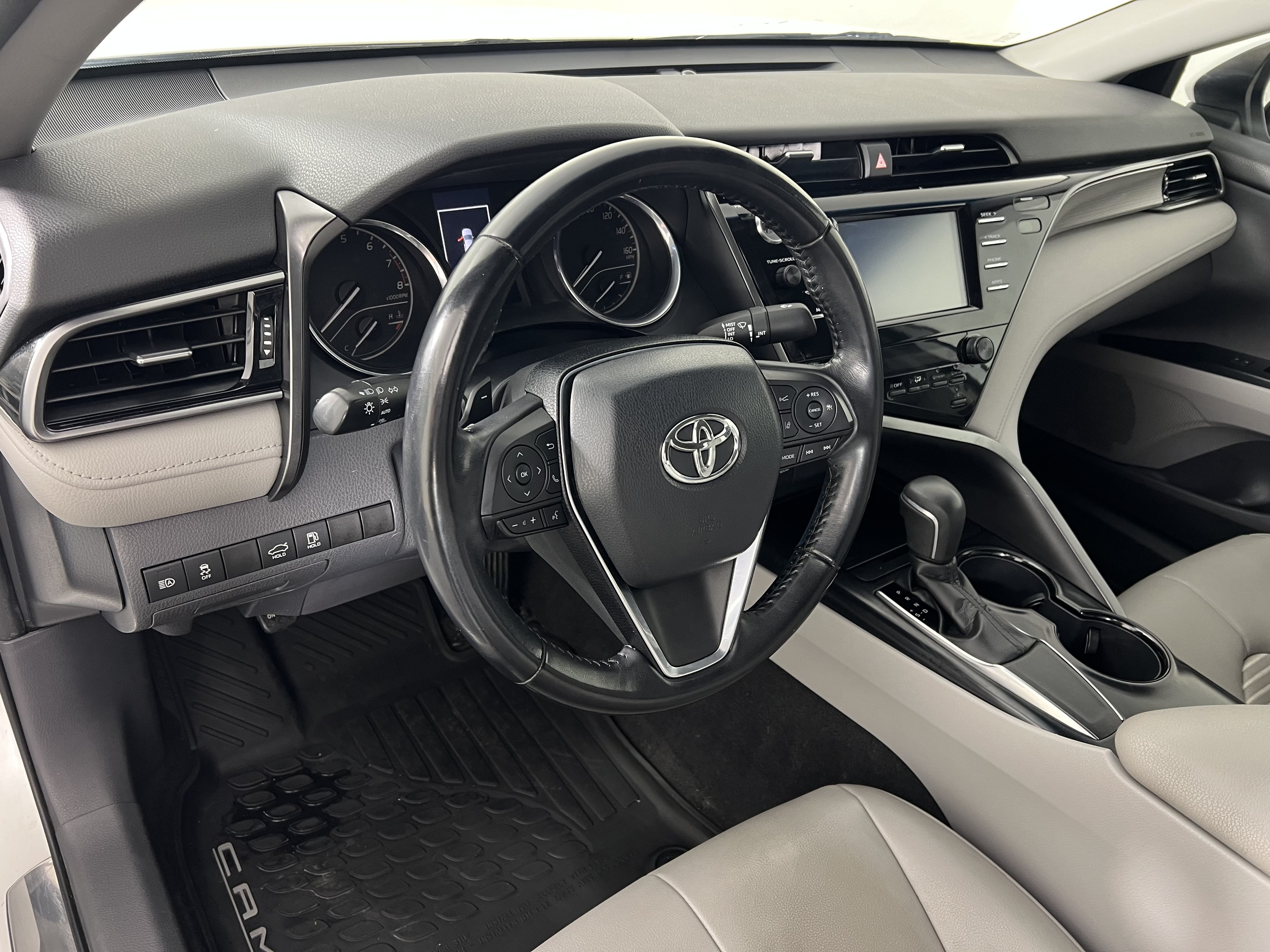 Used 2019 Toyota Camry SE FWD image 17