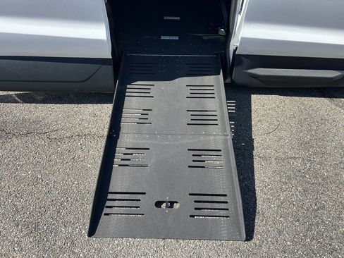 Used 2022 Chrysler Voyager LX image 5