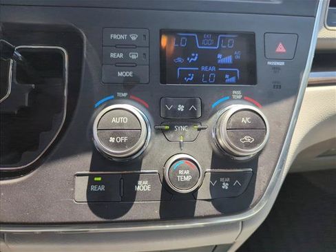 Used 2015 Toyota Sienna XLE Premium FWD image 18