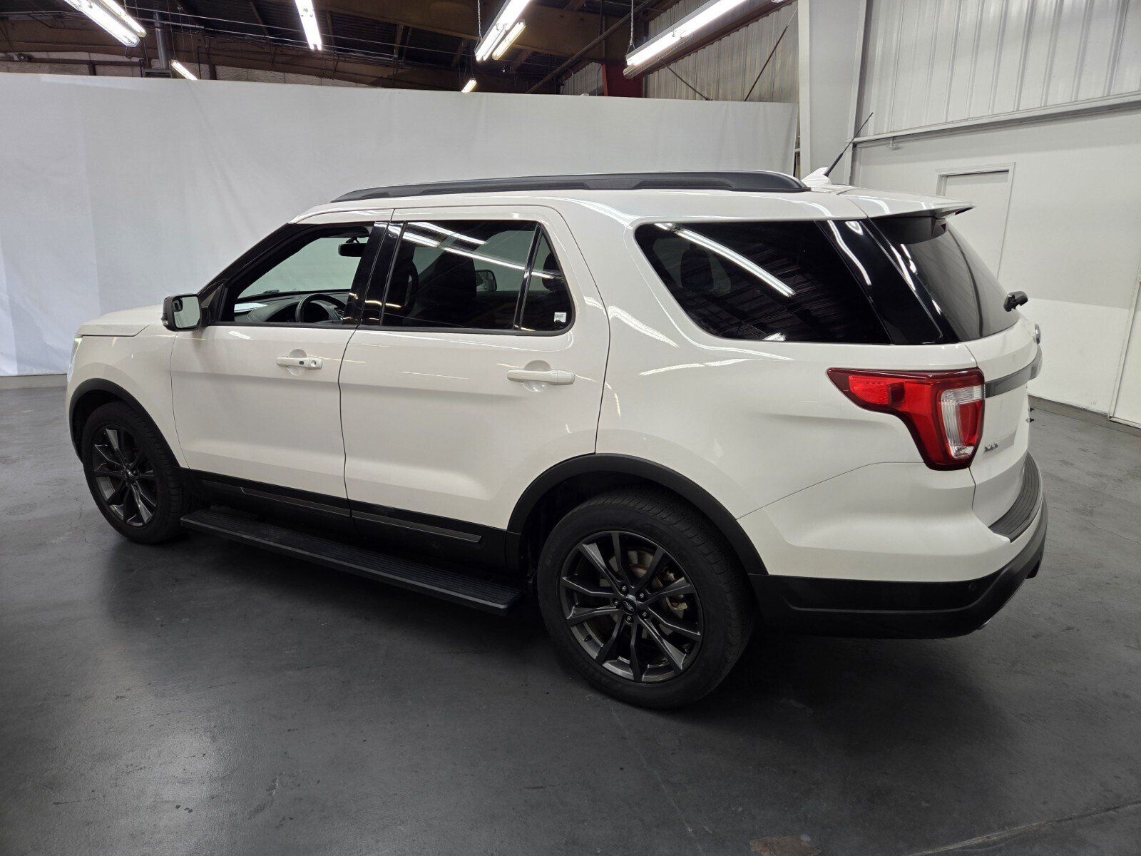 Used 2018 Ford Explorer XLT w/ Equipment Group 202A AWD/4WD image 3