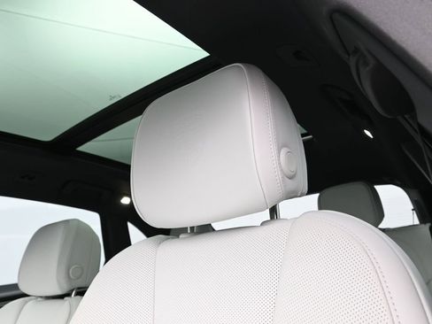 Certified 2025 Porsche Macan image 17