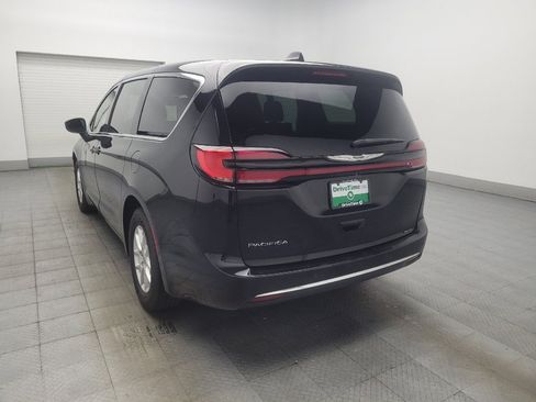 Used 2023 Chrysler Pacifica Touring FWD image 5