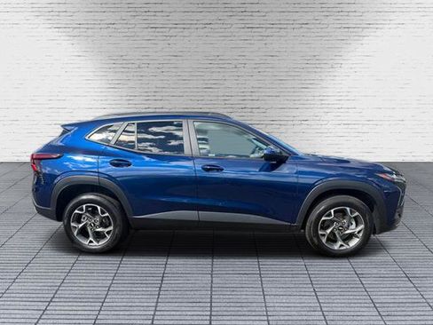 Used 2024 Chevrolet Trax LT w/ LT Convenience Package FWD image 16