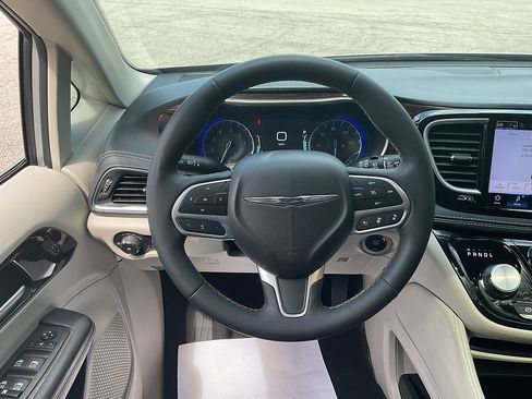 Used 2023 Chrysler Pacifica Limited FWD image 11