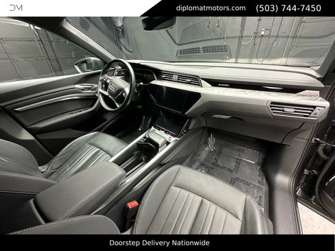 Used 2022 Audi e-tron Premium Plus w/ Premium Plus Package image 19
