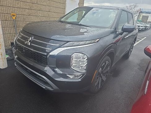 Used 2025 Mitsubishi Outlander SE image 1