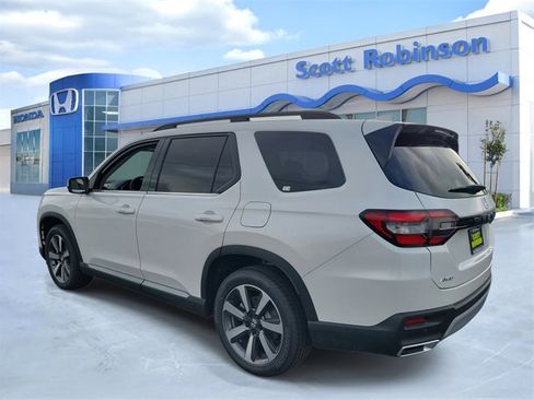 New 2025 Honda Pilot Touring image 3