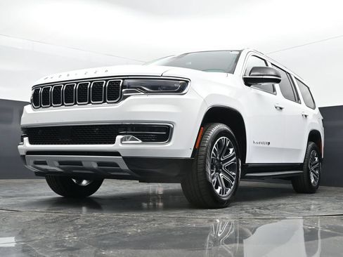 Used 2024 Jeep Wagoneer Series II w/ Flexible Seating Group RWD image 23