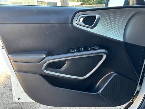 Used 2025 Kia Soul LX w/ LX Technology Package FWD image 18