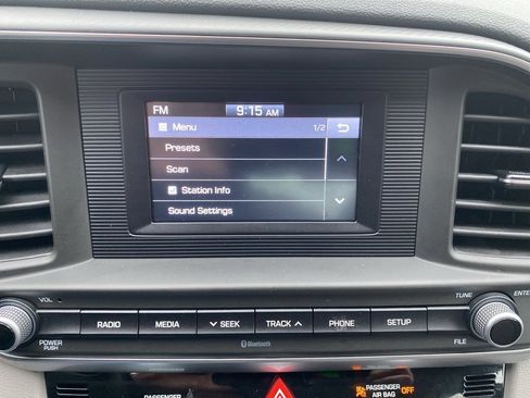 Used 2020 Hyundai Elantra SE image 23