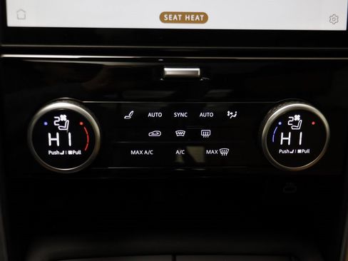 Used 2025 Land Rover Discovery Dynamic SE image 13