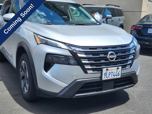 Used 2024 Nissan Rogue SV FWD image 9