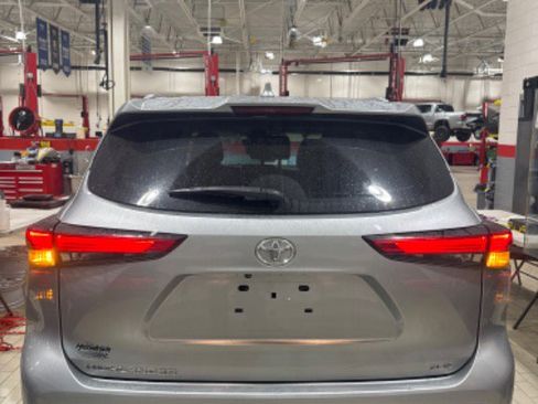 Certified 2021 Toyota Highlander XLE image 45