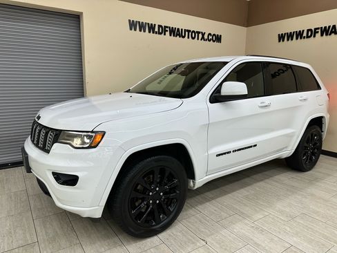 Used 2022 Jeep Grand Cherokee Laredo X image 2