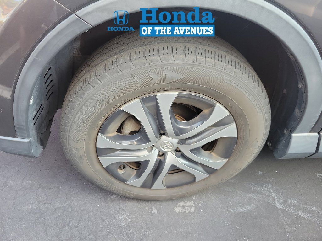 Used 2018 Toyota RAV4 LE FWD image 4