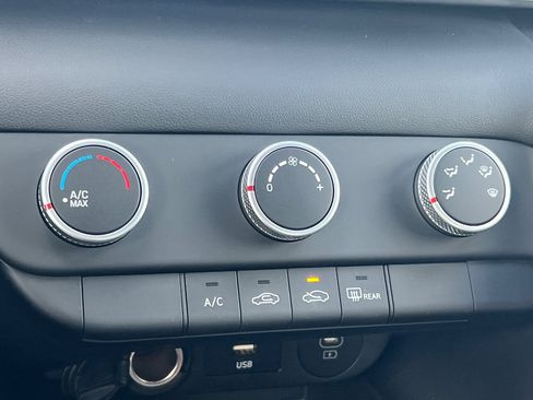 Used 2025 Hyundai Elantra SE image 25