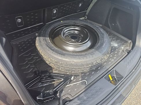 Used 2022 Toyota C-HR XLE image 10