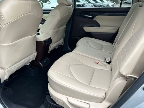 Used 2022 Toyota Highlander XLE AWD/4WD image 19