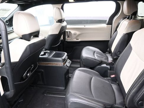 Used 2025 Toyota Sienna Platinum AWD/4WD image 22