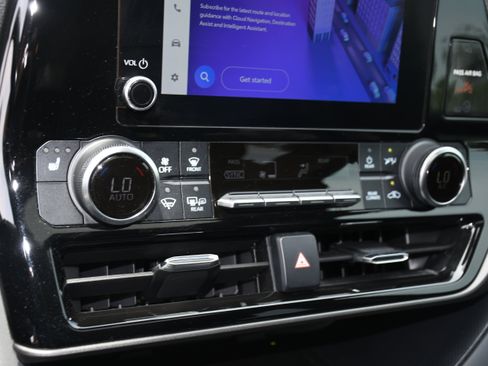 Used 2023 Toyota Highlander XLE FWD image 15