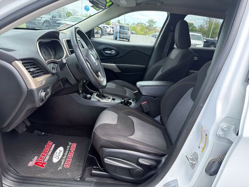 Used 2017 Jeep Cherokee Sport AWD/4WD image 12