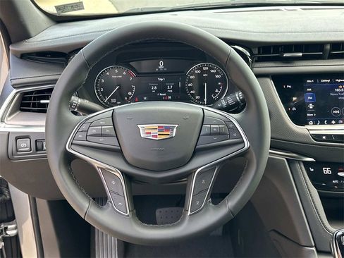 New 2025 Cadillac XT5 Luxury image 18