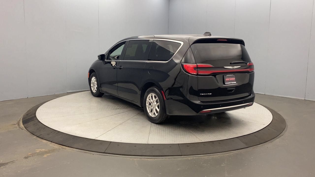 Used 2025 Chrysler Pacifica Select FWD image 3