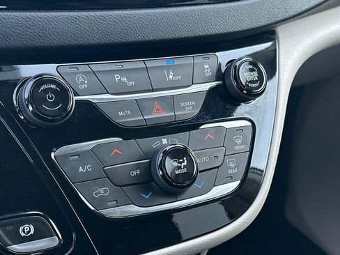 Used 2021 Chrysler Pacifica Touring-L image 20