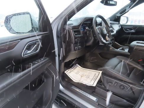 Used 2024 Chevrolet Suburban LT w/ Luxury Package image 17
