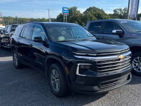 Used 2025 Chevrolet Traverse LT AWD/4WD image 2