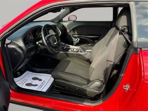 Used 2015 Dodge Challenger SXT image 11