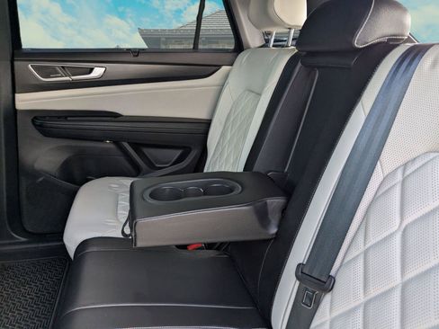 Used 2024 Volkswagen Atlas Cross Sport SEL Premium R-Line image 22