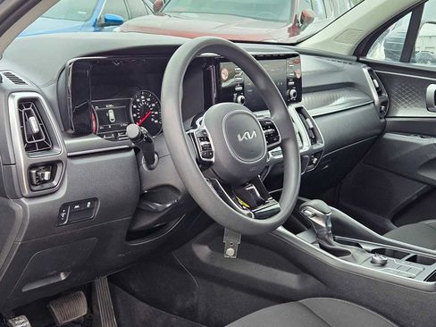 Used 2023 Kia Sorento LX image 2