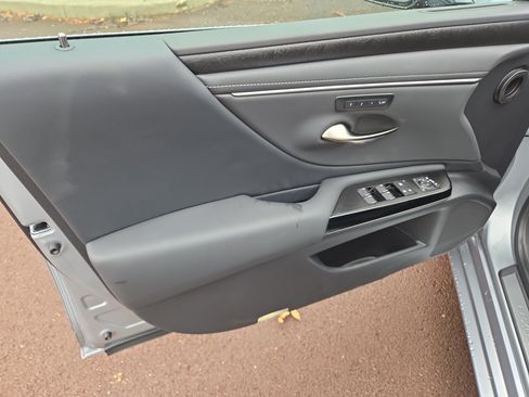 New 2025 Lexus ES 300h w/ Premium Package image 7