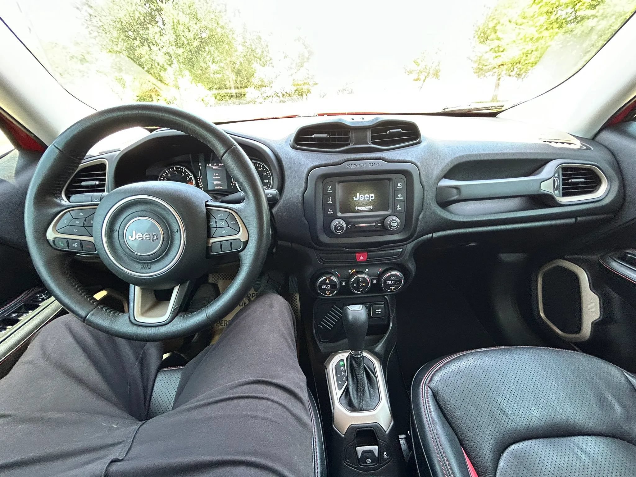 Used 2015 Jeep Renegade Latitude w/ Popular Equipment Group FWD image 14