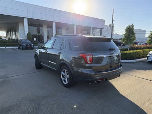 Used 2018 Ford Explorer XLT w/ Equipment Group 202A image 7