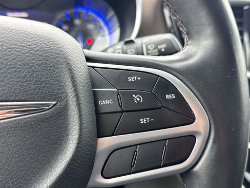 Used 2018 Chrysler Pacifica Touring-L Plus image 16