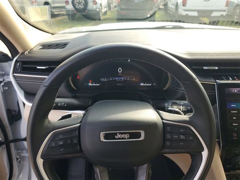 Used 2022 Jeep Grand Cherokee Limited image 20