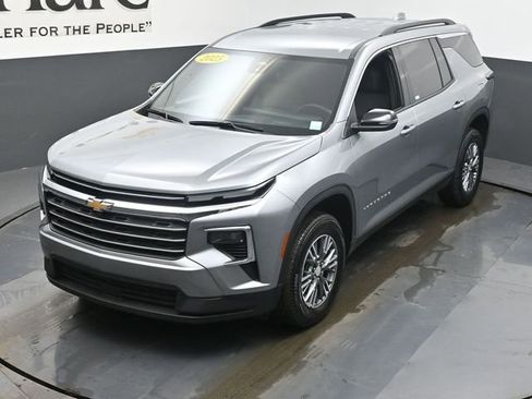Used 2025 Chevrolet Traverse LT image 45
