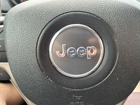 Used 2016 Jeep Grand Cherokee Laredo w/ Quick Order Package 23E AWD/4WD image 20