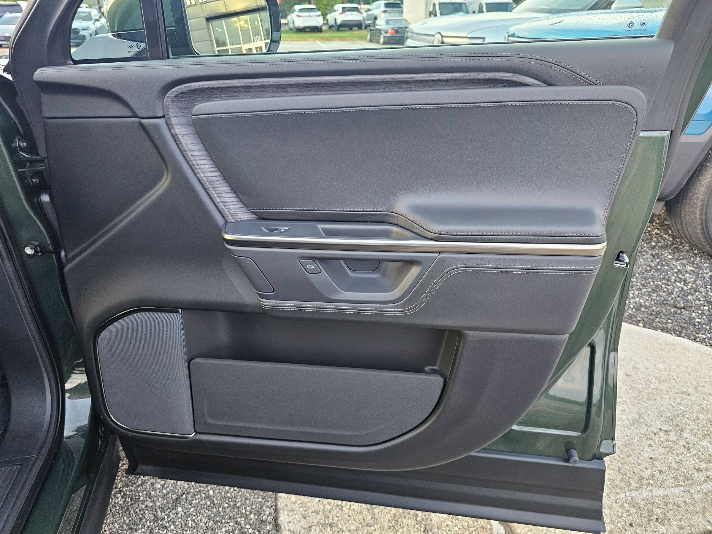 Used 2025 Rivian R1S Adventure Dual AWD/4WD image 33