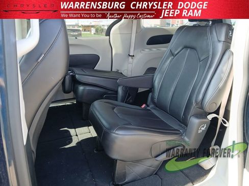 Used 2023 Chrysler Pacifica Touring-L image 15