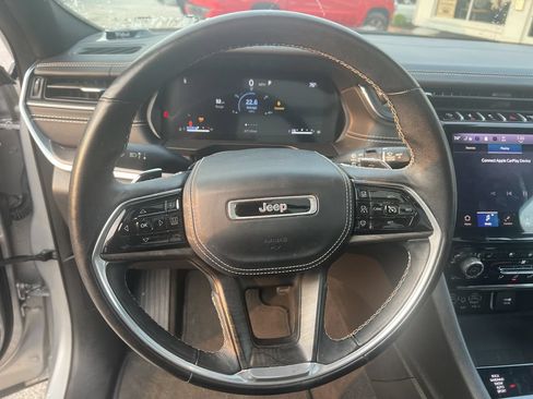 Used 2022 Jeep Grand Cherokee Overland w/ Luxury Tech Group IV AWD/4WD image 9