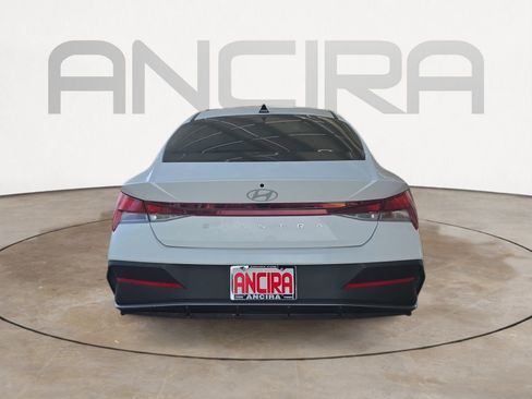 Used 2025 Hyundai Elantra SE image 7